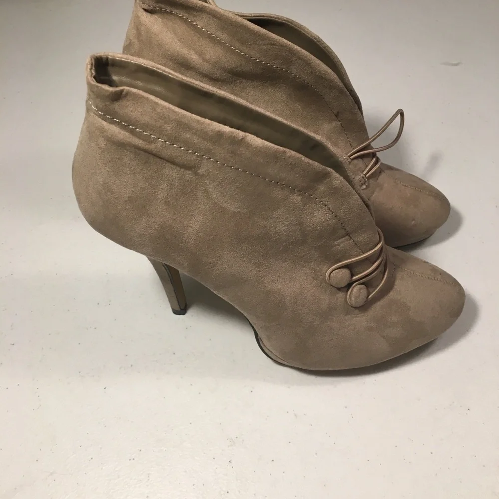 Apt 9 Booties Size 9M button